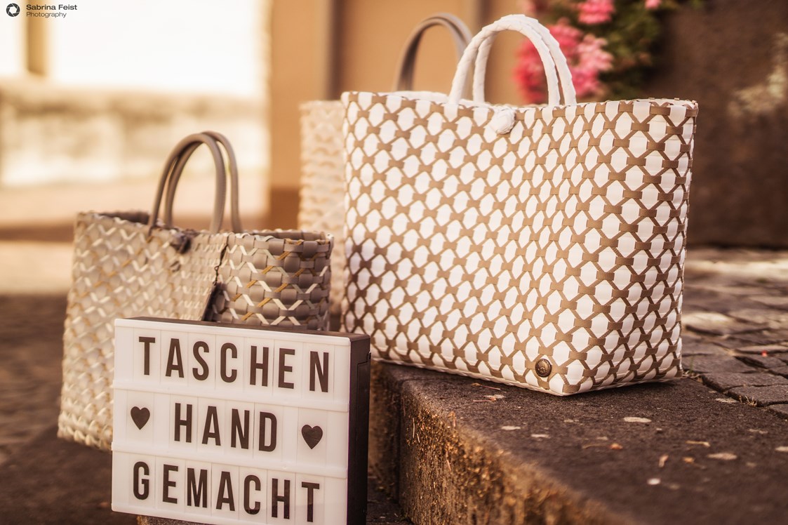 Einkaufen Mainz: Taschen & Körbe handgemacht aus recyceltem Plastik der Firma Handed by - Die Wohnscheune