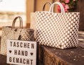 Einkaufen Mainz: Taschen & Körbe handgemacht aus recyceltem Plastik der Firma Handed by - Die Wohnscheune
