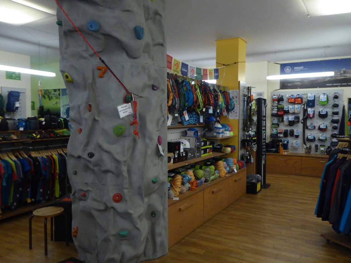 Einkaufen Mainz: ...sondern auch eine Möglichkeit sie ordentlich zu testen. Klettergurte und Seile gehören auch dazu. - Alpinsportladen