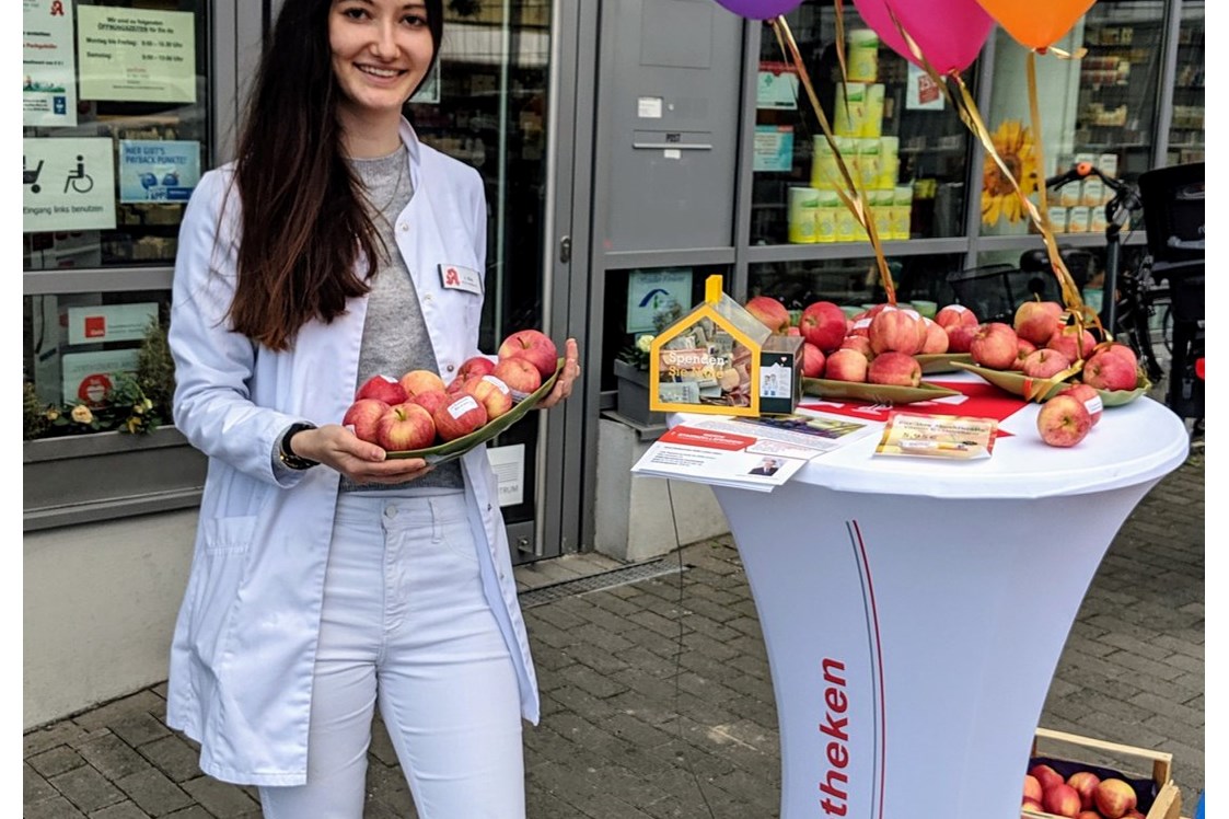 Einkaufen Mainz: Vitamin C Woche in der MED Apotheke. Jeder Kunde bekam ein gratis Vitamin C Geschenk in Form eines Apfels von uns. - Apotheke in der MED