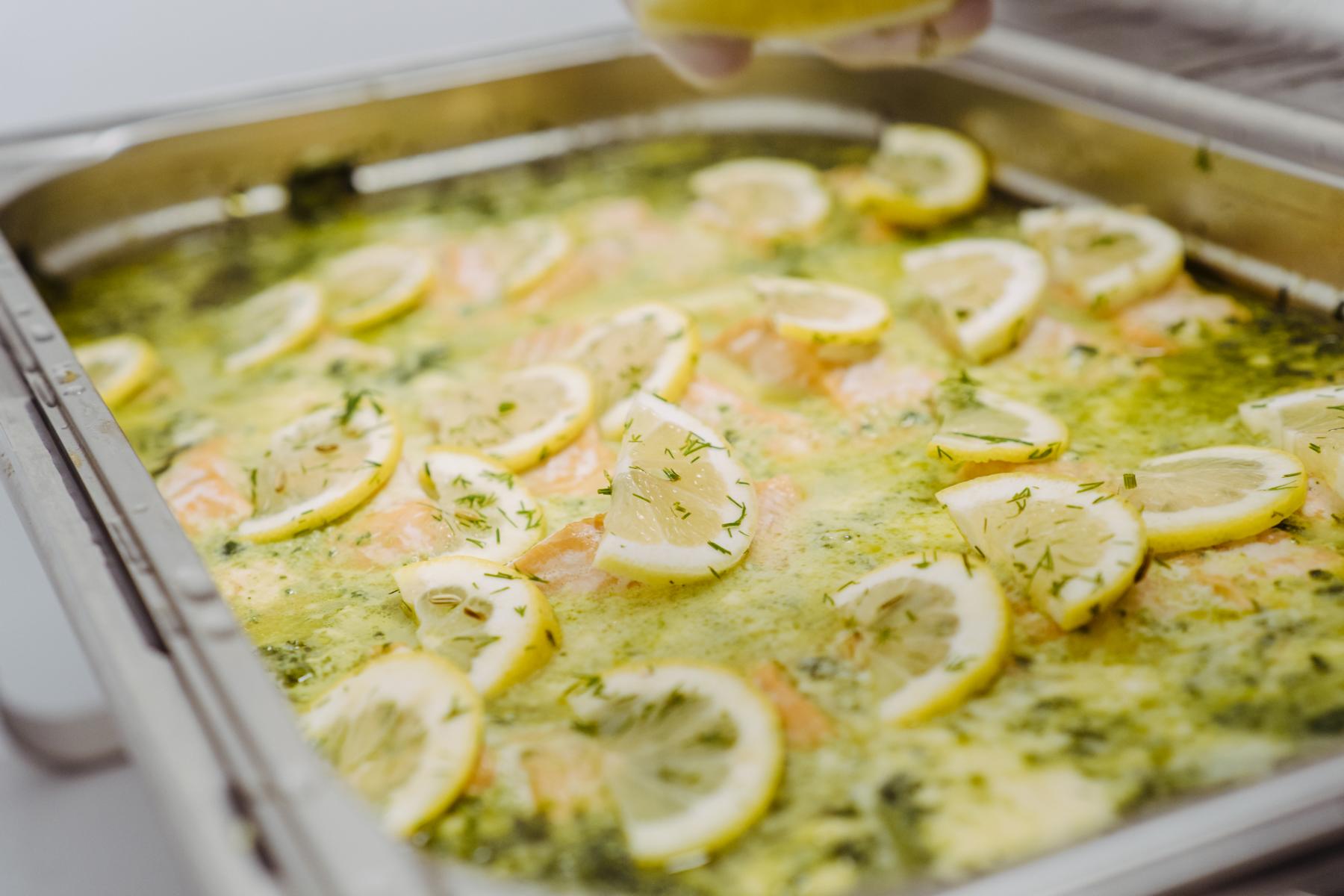 Einkaufen Mainz: Lachs in Zitronenkräutersoße - Haas Catering
