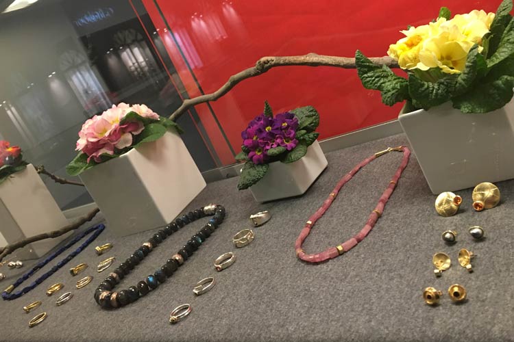 Mainz Suche - Rheinhessen - Schaufenster der Goldschmiede Musel in Mainz mit Ohringen, Halschmuck und Ringen - Goldschmiede Mussel