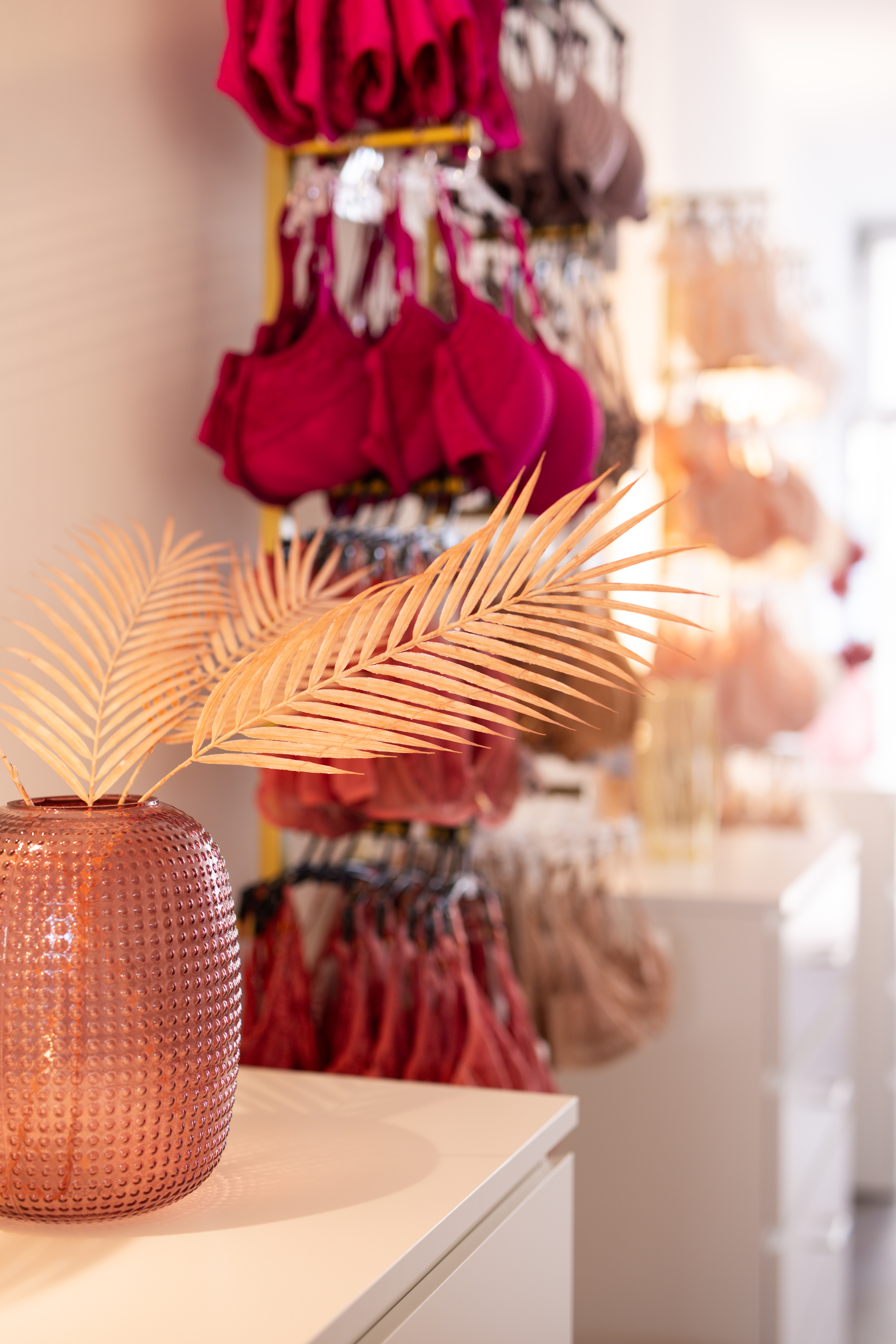 Mainz Suche - Zu finden unter: Mode / Kleidung / Accessoires / Trends - Die präsentierte Ware auf der Ladenfläche bietet ein Ausblick auf die aktuellen Farbtrends. Die gesamte Vielfalt zeigen wir, individuell auf Sie abgestimmt,  in der Kabine - Anziehend by Sabrina Wäsche Mode & Mee(h)r