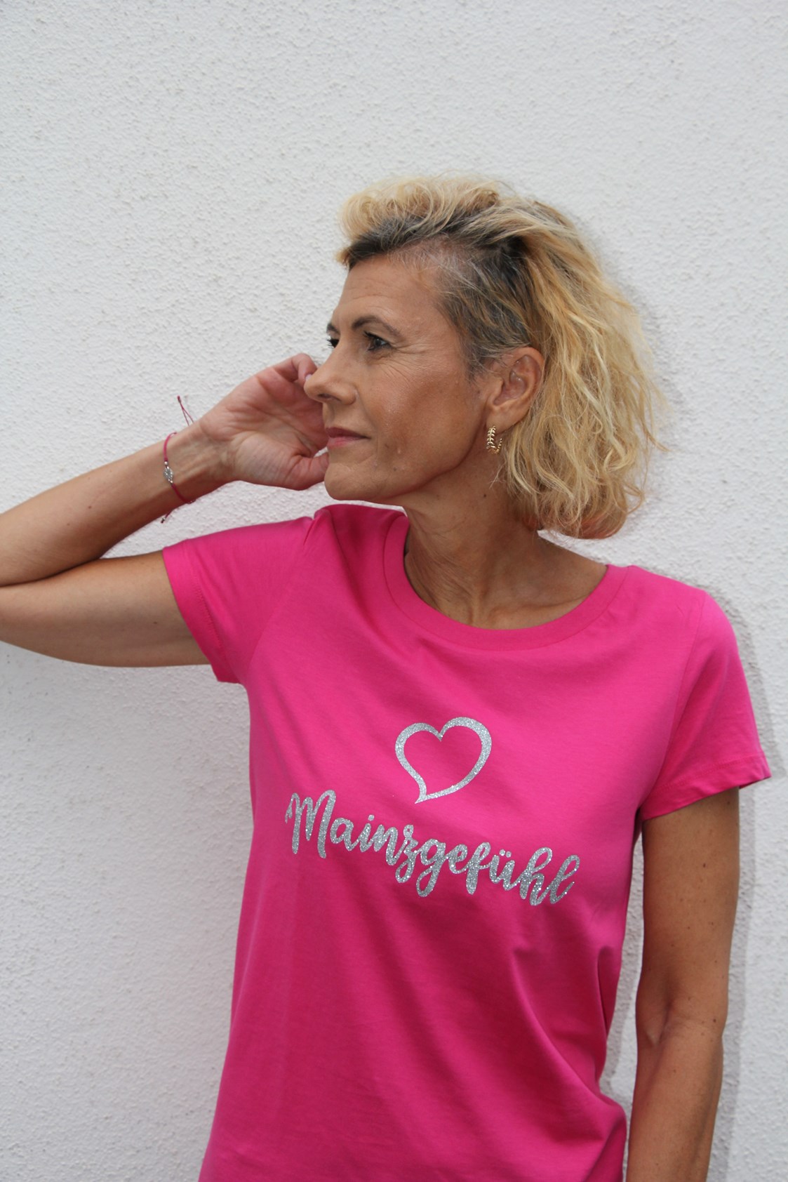 Einkaufen Mainz: Unsere exklusiven Mainzgefühl Shirts aus unserer Kollektion gibt es in verschiedenen Farben und Größen, hergestellt aus BioBaumwolle und fair produziert. - Marla Mode und Manufaktur